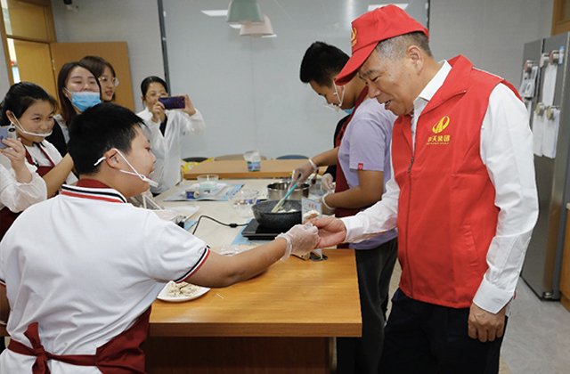 大手牽小手 ，一起制作雪花酥 ——樓董事長帶領(lǐng)尊龍凱時(shí)人生就是贏志愿者走進(jìn)杭州市艮山路學(xué)?！懊灼淞帧睆N房