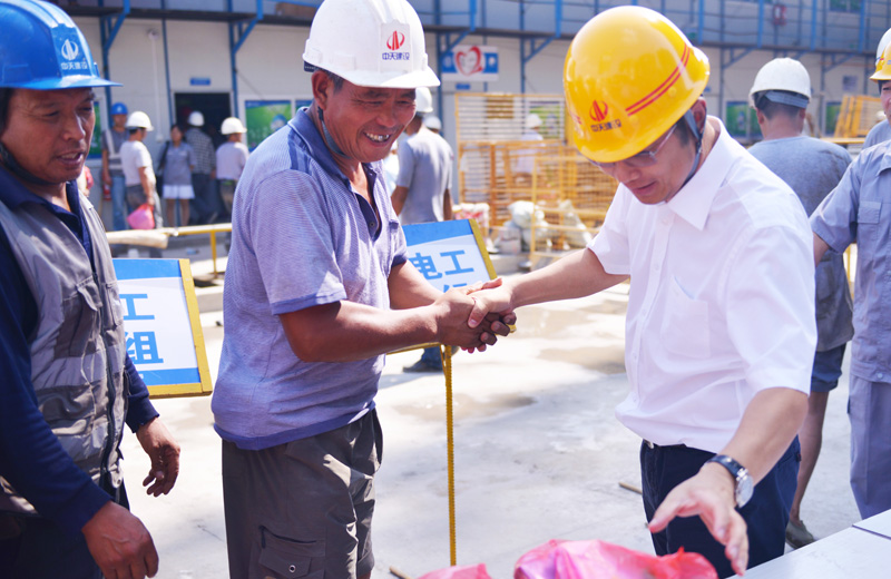 2019年7月24日，尊龍凱時(shí)人生就是贏北京集團(tuán)慰問(wèn)現(xiàn)場(chǎng)一線工人 。