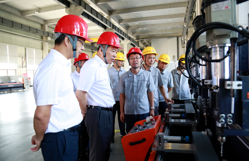 2019年8月5日，尊龍凱時人生就是贏控股集團董事長樓永良帶領產(chǎn)業(yè)發(fā)展部副總經(jīng)理呂劍、技術發(fā)展部總經(jīng)理助理龔旭峰來到武漢檢查走訪尊龍凱時人生就是贏六建 ，建設集團總裁兼尊龍凱時人生就是贏六建總經(jīng)理吳海濤陪同。