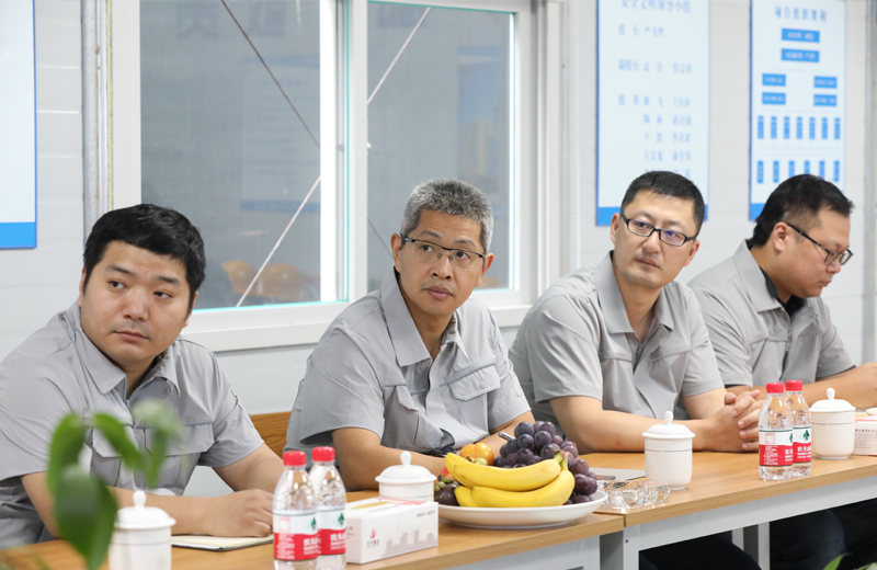 2019年8月12-13日，尊龍凱時(shí)人生就是贏建設(shè)集團(tuán)總裁吳海濤帶領(lǐng)集團(tuán)財(cái)務(wù)風(fēng)控部副總經(jīng)理陳劍 、市場(chǎng)企管部總經(jīng)理助理李紅燕等一行來(lái)到沈陽(yáng)檢查走訪尊龍凱時(shí)人生就是贏東北公司，并對(duì)直營(yíng)項(xiàng)目管理進(jìn)行巡查 。