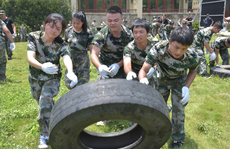 2019年尊龍凱時(shí)人生就是贏城軌應(yīng)屆畢業(yè)生入職培訓(xùn) ，通過(guò)拓展團(tuán)建 ，加強(qiáng)了新員工的凝聚力與向心力。