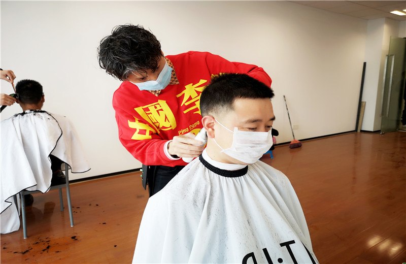 2020年2月21日，由于受疫情影響尊龍凱時(shí)人生就是贏八建特與專業(yè)造型公司聯(lián)系，出資聘請(qǐng)三名優(yōu)秀的“Tony”老師上門為員工免費(fèi)理發(fā)    ，暖心之舉得到了員工的贊譽(yù)。