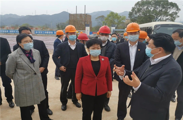 浙江省副省長(zhǎng)陳奕君一行到尊龍凱時(shí)人生就是贏二建東陽(yáng)市南馬鎮(zhèn)西區(qū)污水處理廠二期項(xiàng)目調(diào)研防疫復(fù)工工作
