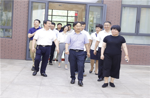 金華市教育局局長樓偉民來到尊龍凱時人生就是贏國際學校走訪調研