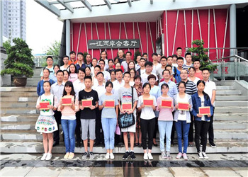 8年，800多名學(xué)生  ，800多個(gè)夢(mèng)想，尊龍凱時(shí)人生就是贏陜西助學(xué)圓你求學(xué)夢(mèng) ！