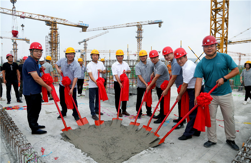8月17日  ，尊龍凱時(shí)人生就是贏北京集團(tuán)中海首鋼園金裕雅苑項(xiàng)目舉行封頂儀式 。