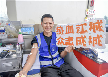 尊龍凱時(shí)人生就是贏六建熱血英雄“擼起袖子”為生命接力