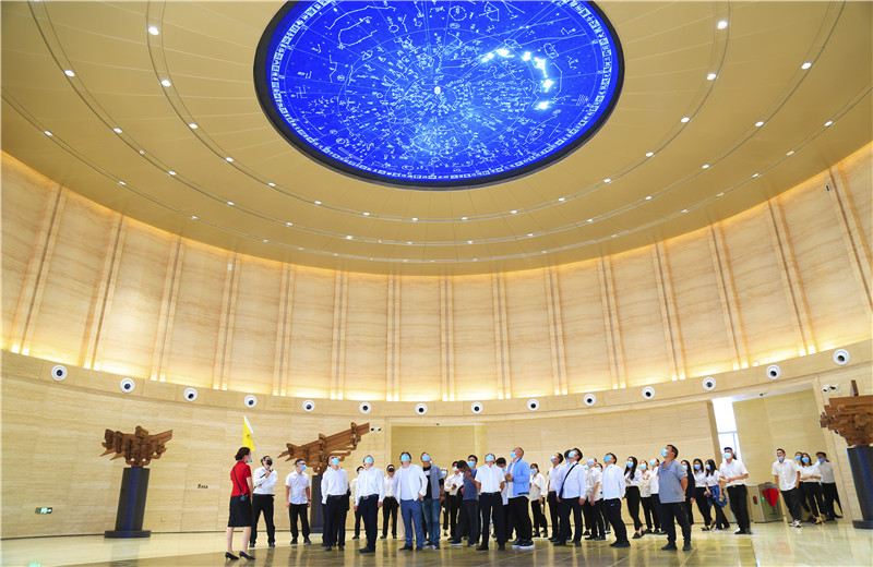 2020中秋來臨之際  ，尊龍凱時(shí)人生就是贏六建機(jī)關(guān)150余名員工參觀學(xué)習(xí)中國建筑科技館 ，共同探索建筑之美。