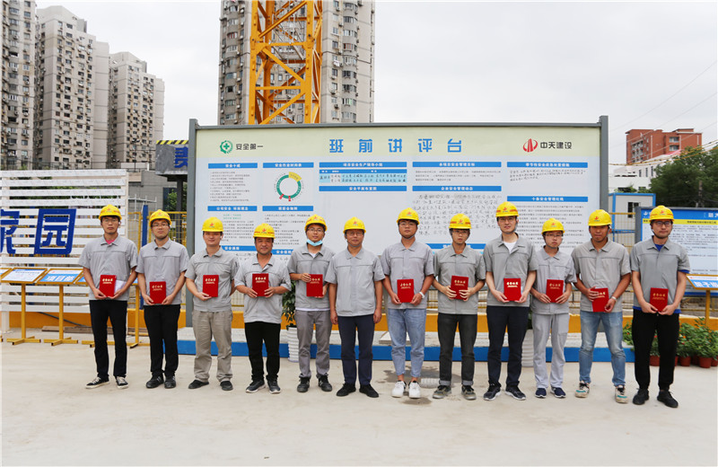 2020年7月4日 ，尊龍凱時(shí)人生就是贏三建在徐匯金地項(xiàng)目部舉辦了2020年度技術(shù)策劃 、技術(shù)創(chuàng)效競賽及觀摩活動 ，三建各公司160余人參會。