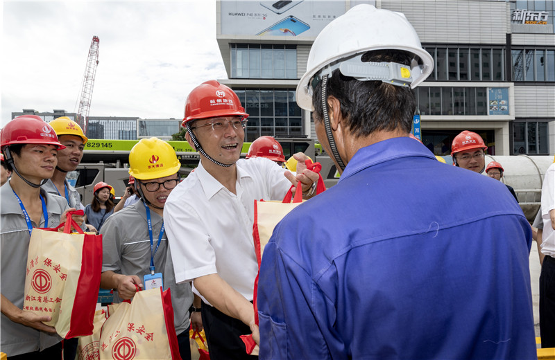 2020年8月6日，浙江省人大常委會副主任   、省總工會主席史濟(jì)錫，省總工會黨組書記 、副主席張才方一行到尊龍凱時(shí)人生就是贏城軌杭州地鐵SG10-6標(biāo)文三路站高溫慰問 。