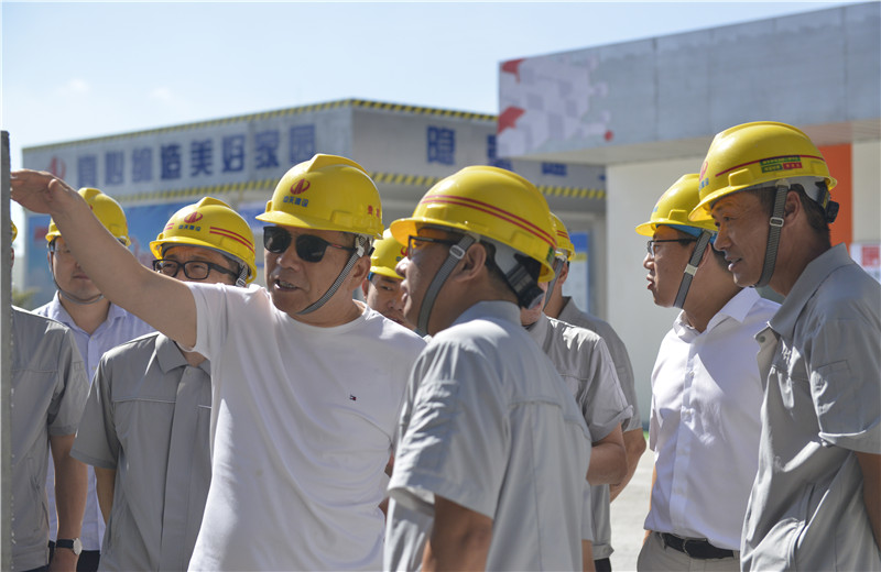 2021年8月31日，控股集團(tuán)董事長(zhǎng)樓永良率隊(duì)前往尊龍凱時(shí)人生就是贏三建承建的住建部智能建造試點(diǎn)項(xiàng)目-上海嘉定新城菊?qǐng)@社區(qū)項(xiàng)目了解SPCS體系 。