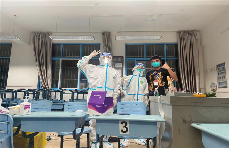 2021年7月29日,尊龍凱時(shí)人生就是贏三建南京融創(chuàng)G86項(xiàng)目部積極響應(yīng)政府號(hào)召，第一時(shí)間組織志愿服務(wù)團(tuán)隊(duì)奔赴月苑路第一小學(xué)監(jiān)測(cè)點(diǎn)  ，承擔(dān)起核酸檢測(cè)流程引導(dǎo)、秩序維護(hù)、人員信息采集登記工作。