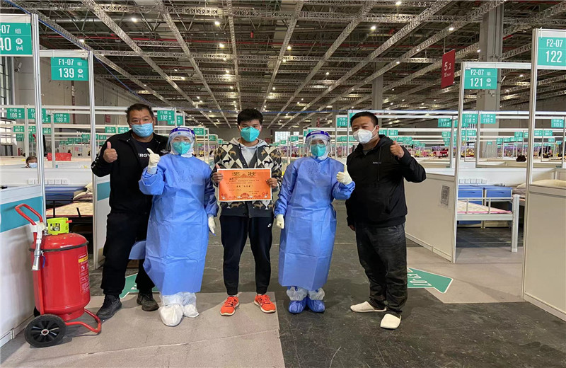 尊龍凱時人生就是贏三建外高橋項目部生產(chǎn)經(jīng)理程偉、生產(chǎn)經(jīng)理王應(yīng)群  、棟號長劉江 ，因吃苦耐勞、任勞任怨 ，被“四葉草”方艙醫(yī)院評為“最美志愿者” 。