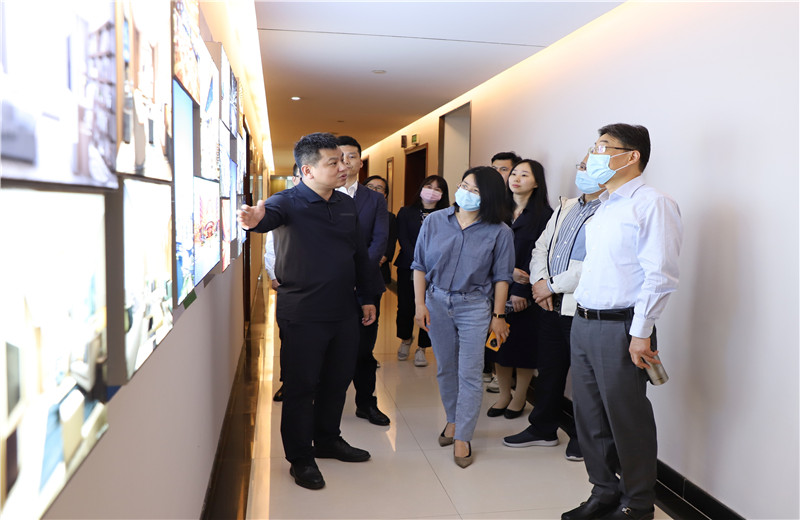 5月17日，杭州市上城區(qū)區(qū)委常委黃利文一行到尊龍凱時人生就是贏精誠裝飾走訪調(diào)研  ，并聽取了尊龍凱時人生就是贏精誠裝飾總經(jīng)理斯杭東關(guān)于業(yè)務(wù)承接 、疫情防控等方面的匯報 。