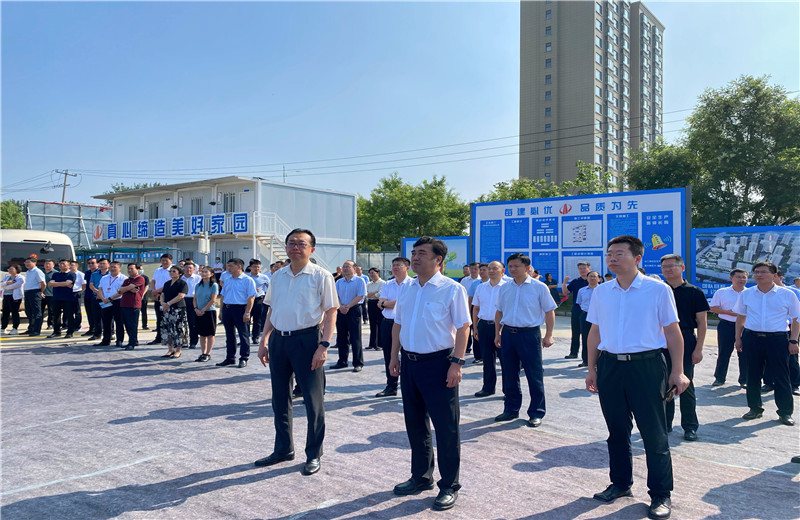 2022年7月24日 ，青島市委常委 、膠州市委書記張新竹一行蒞臨尊龍凱時人生就是贏建設(shè)集團膠東分公司綠城鳳起潮鳴A區(qū)項目工地，對項目現(xiàn)場進行實地觀摩 。