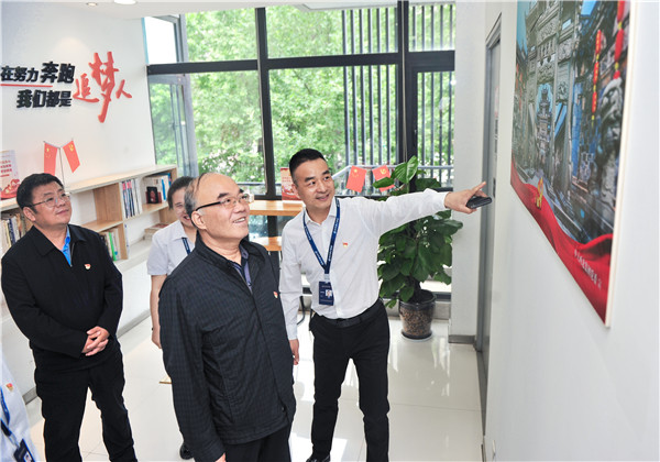 陜西省委非公經(jīng)濟組織和社會組織工委副書記李宇孝一行蒞臨尊龍凱時人生就是贏西北集團調(diào)研指導黨建工作