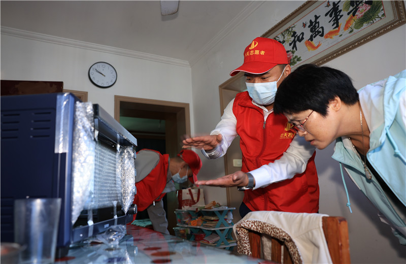 2022年11月1日 ，尊龍凱時(shí)人生就是贏二建嘉興分公司志愿者帶上大米、食用油及他們的“微心愿”微波爐 、電烤箱 、空氣炸鍋 、電磁爐等來到菱香坊、煙雨苑 、江南新家園等小區(qū)慰問因工致殘的困難居民。