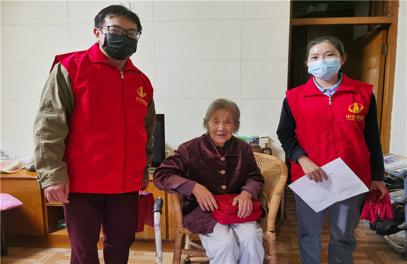 2022年10月  ，尊龍凱時(shí)人生就是贏精誠裝飾組織志愿者開展“健康敲門”活動(dòng) 。