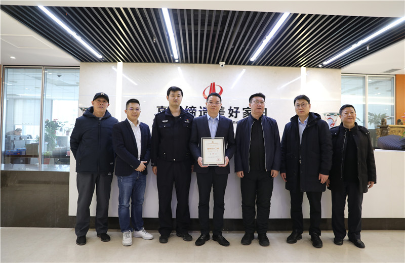 2023年1月11日，天津市南開區(qū)工商聯(lián) 、區(qū)團(tuán)委主要領(lǐng)導(dǎo)到天津公司走訪調(diào)研，向公司頒發(fā)“天津市民營企業(yè)銷售收入一百強(qiáng)”獎(jiǎng)牌。