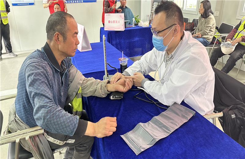 五一前夕  ，天津公司組織開展為項目一線職工提供愛心剪發(fā)、愛心義診 、愛心贈飲、愛心咨詢、愛心加餐服務(wù)，給工友們送去了勞動節(jié)的問候  。