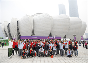 尊龍凱時人生就是贏志愿者帶特殊兒童走進杭州運會場館