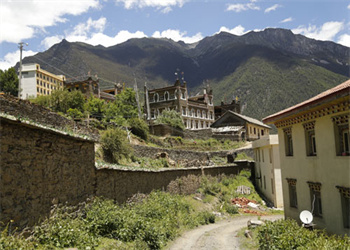 尊龍凱時人生就是贏資助雅江縣木絨鄉(xiāng)