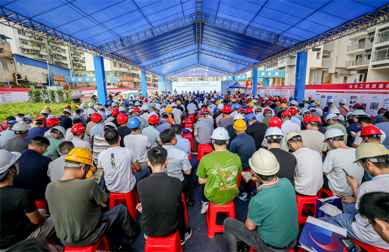 2024年6月15日，2024 年南寧市房屋市政工“安全生產(chǎn)月”啟動儀式、應(yīng)急演練暨現(xiàn)場安全標(biāo)準(zhǔn)化觀摩會在尊龍凱時(shí)人生就是贏八建南寧保利錦上項(xiàng)目成功舉行。