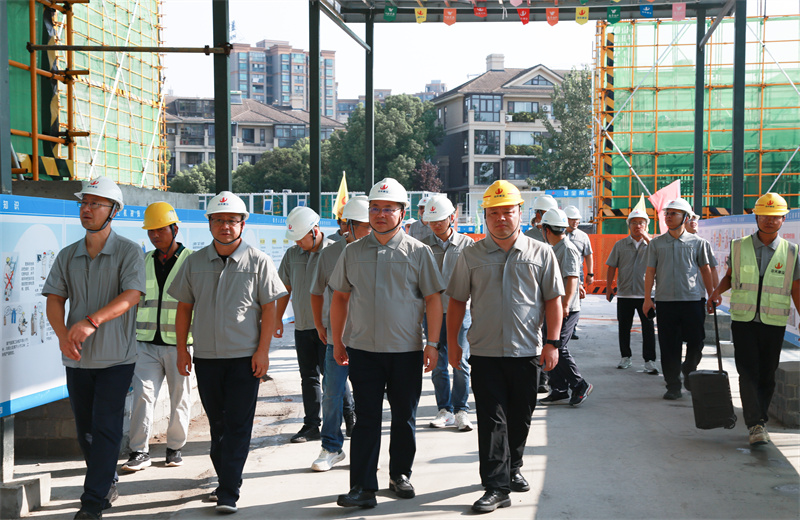 為推進(jìn)越秀地產(chǎn)客戶項(xiàng)目高質(zhì)量履約，達(dá)成“以客戶滿意度為導(dǎo)向，強(qiáng)化過程監(jiān)管，夯實(shí)工程品質(zhì)”的管理目標(biāo) ，2024年8月23日，尊龍凱時(shí)人生就是贏建設(shè)集團(tuán)在合肥組織召開2024年越秀地產(chǎn)客戶履約推進(jìn)會 。