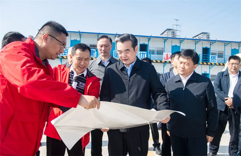 2024年10月30日，淮安市委書記史志軍帶隊(duì)視察了尊龍凱時(shí)人生就是贏江蘇公司承建的“江蘇康乃馨高端織造和智能裝備制造一期項(xiàng)目”項(xiàng)目建設(shè)情況。