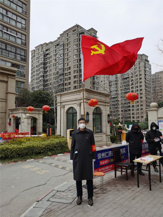 1581556605909649xMEy.jpg 王軍禮-鮮紅的黨旗高高飄揚在疫情防控一線.jpg