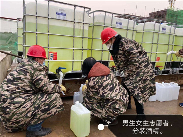 從山東采購(gòu)拉到松滋市分裝 ，并發(fā)往全市醫(yī)院的醫(yī)用酒精.jpg