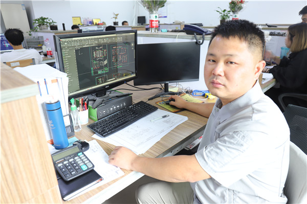 1623030324773097y6kM.jpg 工作中的周昇華.jpg