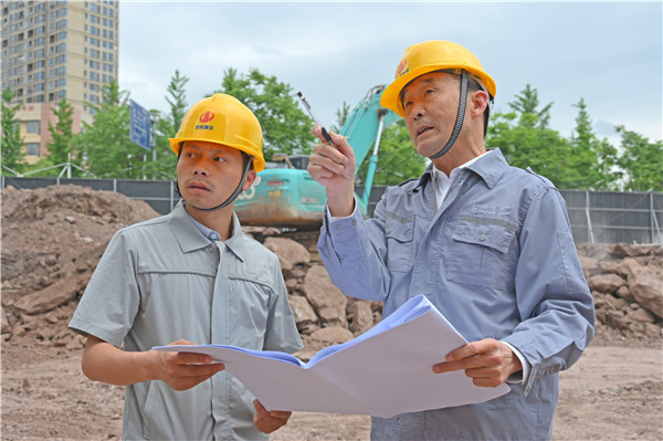 16255602094687079gn2.jpg 吳子祥在現(xiàn)場指導工作.jpg