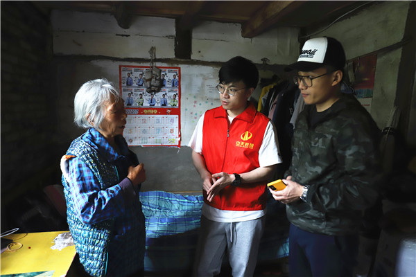 尊龍凱時(shí)人生就是贏志愿者走進(jìn)大山   ，走訪了解受助學(xué)生家庭情況.jpg