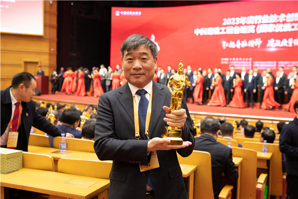 17023424303253445mhR.jpg 項(xiàng)目經(jīng)理 徐發(fā)進(jìn)現(xiàn)場(chǎng)授獎(jiǎng)_副本.jpg