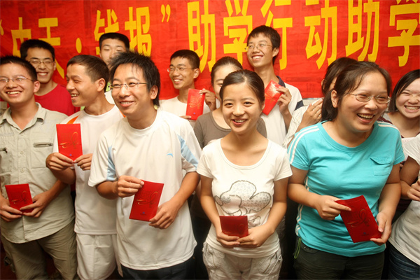 十余年  ，“尊龍凱時人生就是贏·錢報”助學持續(xù)關愛寒門學子_副本.jpg